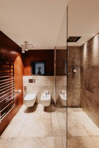 梅拉诺Guesthouse Suiteseven的浴室设有2个水槽和2个卫生间
