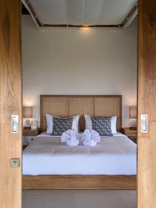 RuaUmarato Villa Sumba的一间卧室配有一张床,上面有两条毛巾