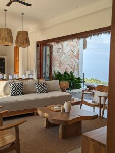 RuaUmarato Villa Sumba的客厅配有沙发和桌子