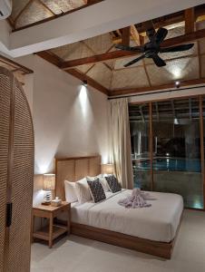 RuaUmarato Villa Sumba的一间卧室配有一张床和吊扇