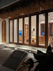RuaUmarato Villa Sumba的一间设有一扇大窗户和瑜伽垫的房间