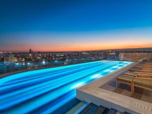 利马索尔NYX Hotel Limassol by Leonardo Hotels的大楼顶部的大型游泳池