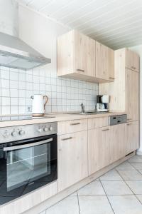 莫里茨堡Hof Türke的厨房配有木制橱柜和炉灶。