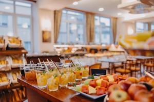 布拉格Hotel Merkur - Czech Leading Hotels的自助餐,包括水果和桌子上的饮料