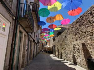 庞特维德拉Casa Cousiño Zona Monumental的挂在街上的一束伞
