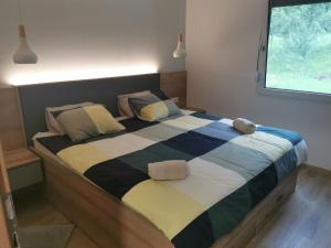 科巴里德Apartma Bella Nadiža的卧室内的一张大床,配有两个枕头