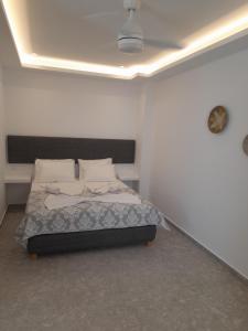 安提帕罗斯岛Sand rooms Antiparos的一间白色客房内的床铺卧室