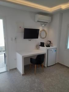 安提帕罗斯岛Sand rooms Antiparos的客房内的白色书桌和椅子