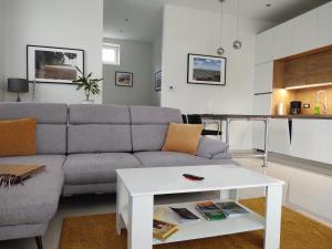 瓦拉日丁Open Space的客厅配有沙发和桌子