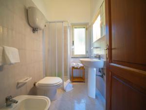 里卡迪Residence Olimpo的一间带水槽和卫生间的浴室以及窗户。