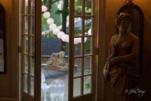 日内瓦湖Maxwell Mansion Hotel的站在窗边的女人的雕像