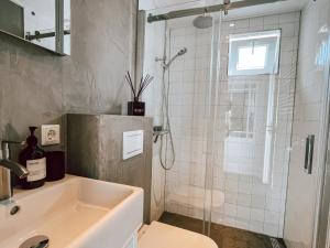 霍勒姆Naar de kust的带淋浴和盥洗盆的浴室
