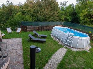 BizeljskoHoliday house Zarja - with sauna and hot tub的庭院内的游泳池,带椅子