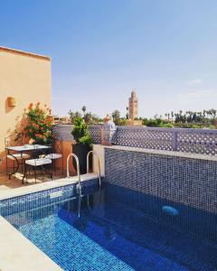 马拉喀什Riad Beni Sidel的建筑物屋顶上的游泳池