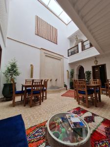 马拉喀什Riad Beni Sidel的一间客厅,客厅内配有桌椅