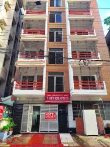 达卡White Rose Suites Ltd的一座公寓楼,设有红色的阳台,酒店