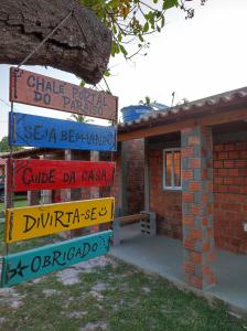 圣阿马鲁Casa de temporada 02 -Chalé Portal do Paraíso的房屋前的一大堆路标