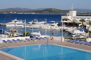 切什梅Altin Yunus Hotel & SPA - Çeşme的一个带游泳池和水中船只的度假胜地