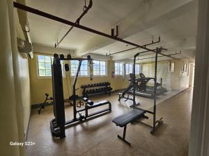 宿务AppleOne CondoTower1-1055的一间健身房,里面配有几台跑步机