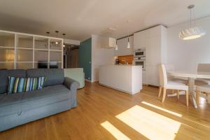 希维拉杜夫-兹德鲁伊Apartament Delux Mountain Aparts的客厅以及带沙发和桌子的厨房。