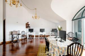 丰沙尔A ver o mar rooms- Funchal city center的一间带桌椅的用餐室