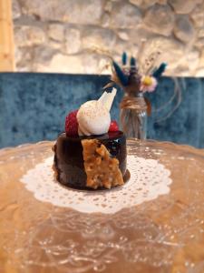 沙尔梅Résidence le Sapin & Bains de la Gruyère的桌上的巧克力甜点和水果