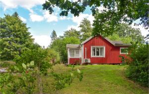 龙讷比Gorgeous Home In Ronneby With Kitchen的院子中间的红色房子