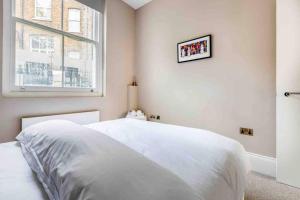 伦敦Hampstead High Flyer的白色的卧室设有床和窗户
