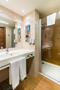 科沃布热格水瓶座SPA酒店的一间带大水槽和淋浴的浴室