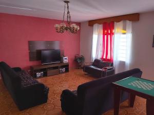 阿蒂巴亚Chácara Sorriso 2的带沙发和电视的客厅