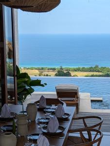 RuaUmarato Villa Sumba的一张餐桌,享有海景