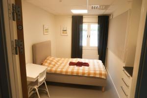 SlädaSkrå hostel - bed & business的一间卧室配有一张床,床上还带有弓形领带