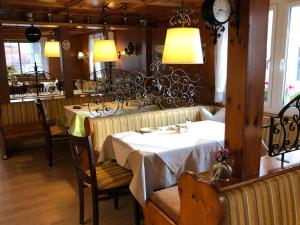 沙伊代格Hotel Alpenrose gut schlafen & frühstücken的餐厅内带桌子的用餐室