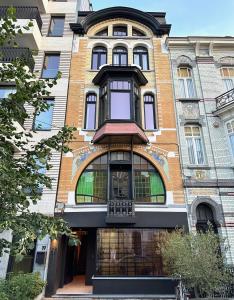 根特Casa Clementina - 3 Bedroom Apartment in a Art-Nouveau House的一座大型砖砌建筑,上面设有阳台