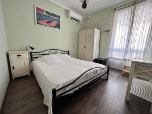 索非亚博彩公寓 的一间卧室配有一张床、一个梳妆台和一扇窗户。