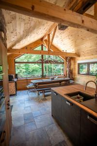 WischesChalet : le moulin du sagard的一间带木制天花板和大窗户的厨房
