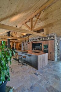WischesChalet : le moulin du sagard的开放式厨房设有木制天花板和石墙