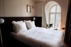 巴黎Hôtel Cabane - Orso Hotels的卧室配有一张大白色床和窗户