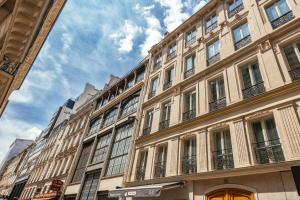 巴黎巴黎歌剧院阿德吉奥公寓酒店的街道上有许多窗户的大建筑