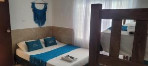 卡塔赫纳posada barrios mar的一间卧室配有两张双层床和蓝色枕头