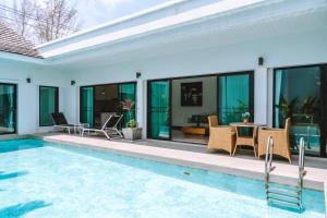 拉扬海滩度Layantara Resort, Phuket的一个带游泳池和庭院的别墅