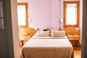比利亚努阿奥拓阿拉贡旅舍的一间卧室设有两张床和两个窗户。