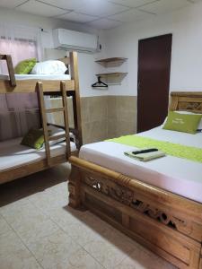 卡塔赫纳posada barrios mar的一间客房内配有两张双层床的房间