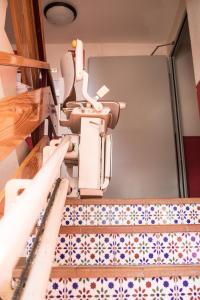 比利亚努阿奥拓阿拉贡旅舍的楼梯上设有卫生间的空房间