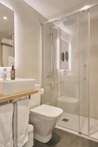 巴塞罗那特雷斯托雷斯阿迪拉姆酒店的带淋浴、卫生间和盥洗盆的浴室
