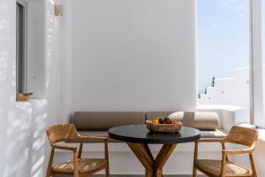 皮尔戈斯Arotron Santorini的客厅配有桌子和两把椅子