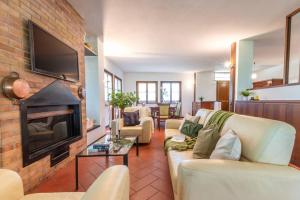 阿巴迪蒙提帕克Sangiovese - Villetta nella campagna toscana的客厅设有两张沙发和一个壁炉
