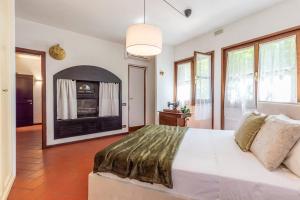 阿巴迪蒙提帕克Sangiovese - Villetta nella campagna toscana的一间卧室设有一张大床和一个壁炉