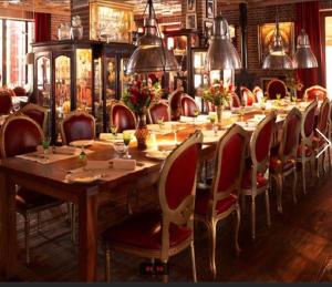 布宜诺斯艾利斯Residence Master Suite en Porteño Building的餐厅里一张长木桌子和椅子