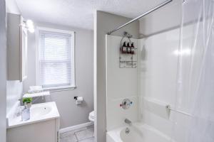 罗切斯特3BR Home with In-Unit Laundry, Parking, Sound Bar的带淋浴和盥洗盆的白色浴室